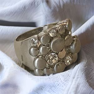 Asymmetrical design fashion ring
